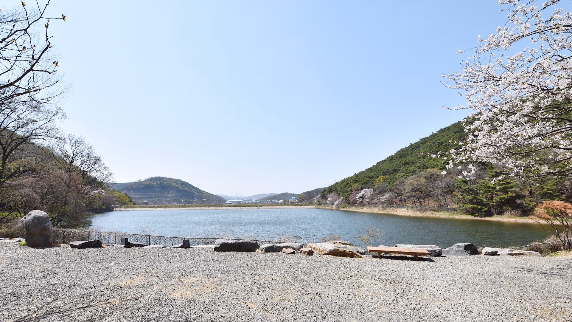 Book an Aileum Hilling Camping Camp.